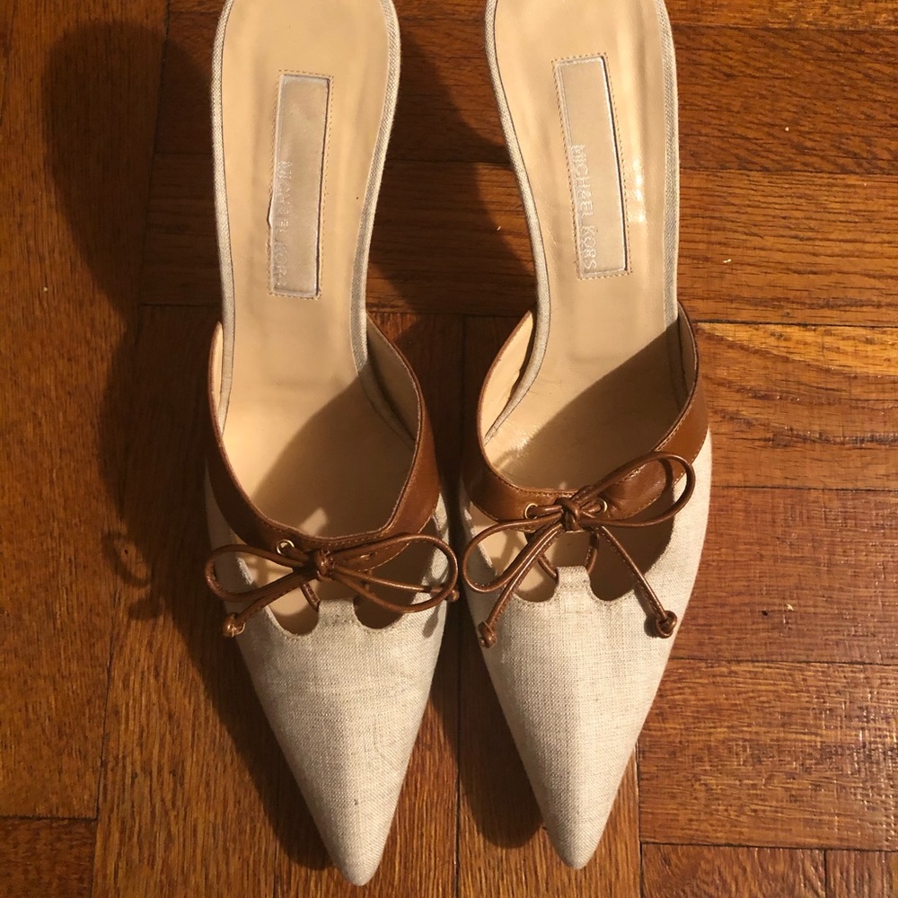 Michael Kors size 9M slip in kitten heel shoe